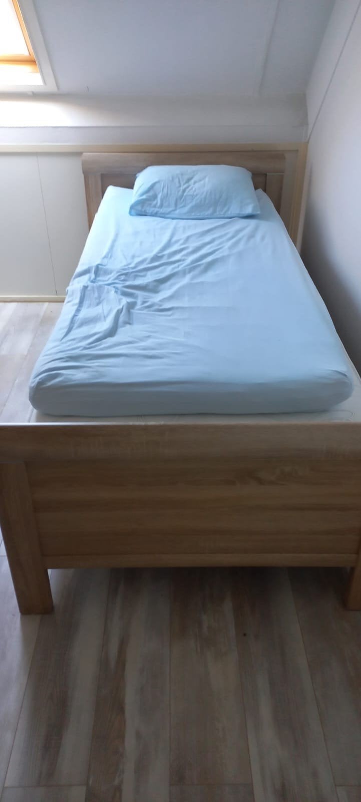 Eenpersoonsbed met lattenbodem en matras hoogte 70 cm, Gebruikt, 90 cm, Eenpersoons, Bruin