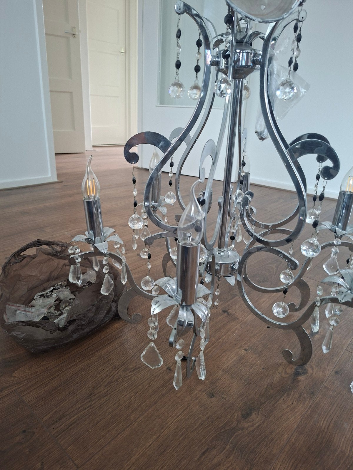 Moderne Kroonluchter met Kristallen - Zilverkleurig, Modern, Klassiek, Glamour, E14 (klein), Ophalen of Verzenden, Zo goed als nieuw