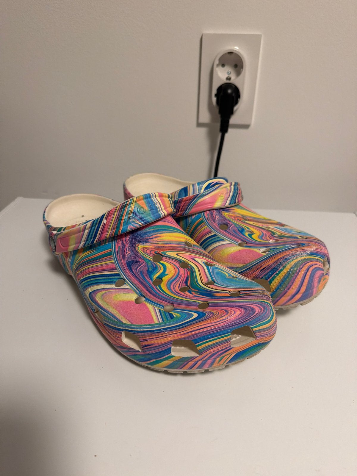 Crocs met psychedelische print, Maat 12, Ophalen of Verzenden, Gedragen, Overige kleuren, Slippers