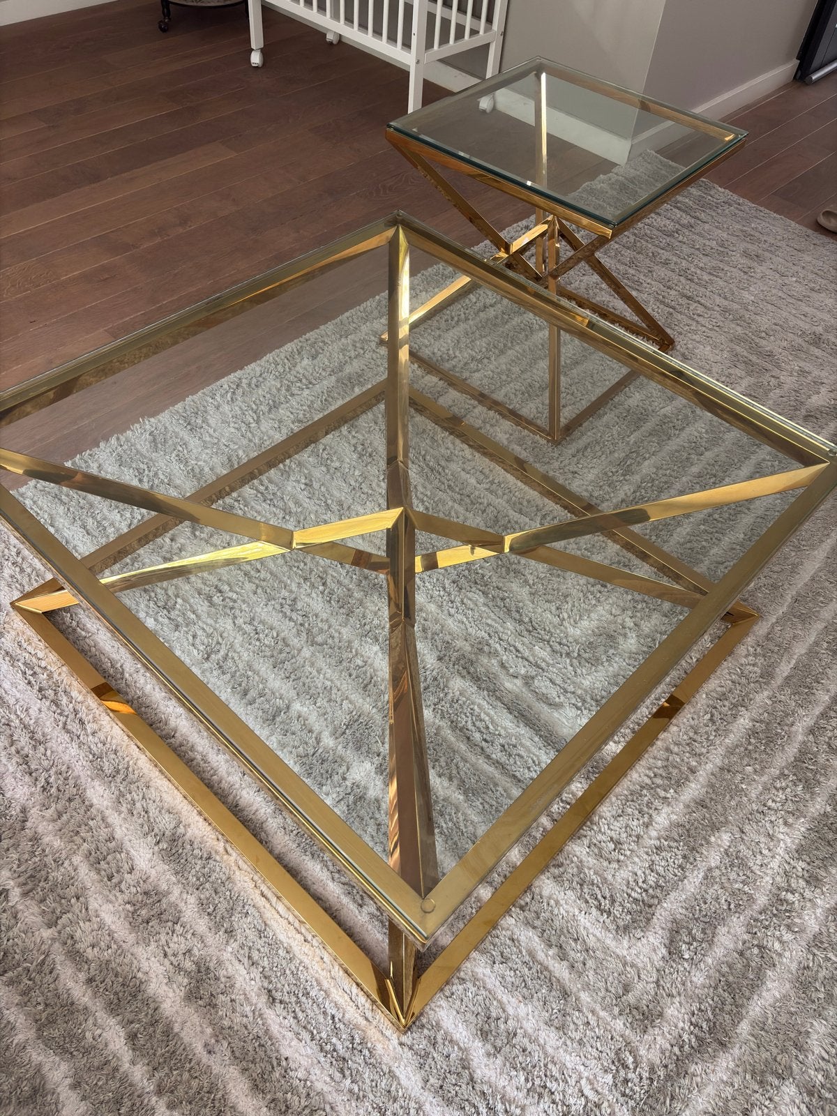 Set van 2 gouden salontafels met glazen blad, Ophalen, 100 tot 150 cm, Vierkant, 5 – 50