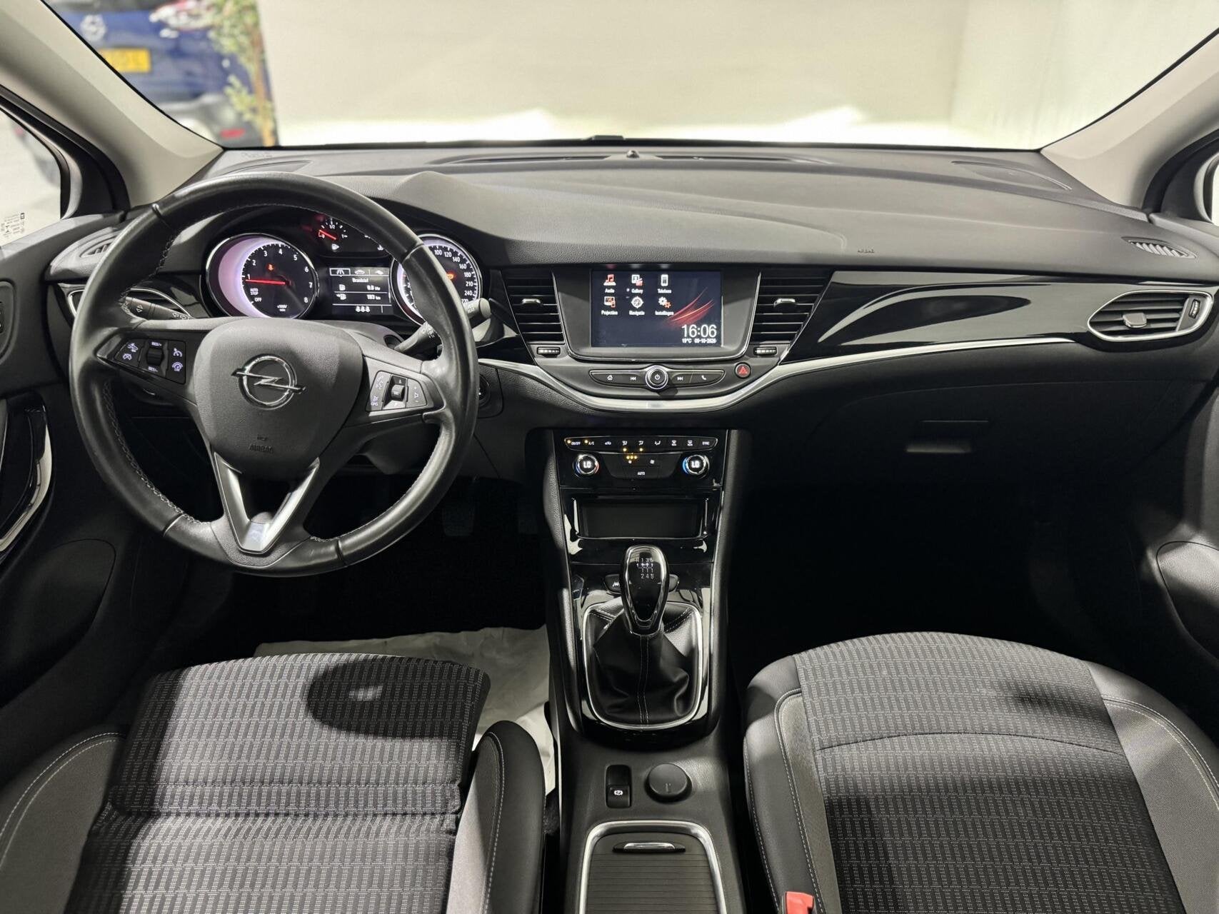 Opel Astra Business Elegance|KEYLESS|CARPLAY|LANE ASSIST, Auto's, Voorwielaandrijving, Gebruikt, Zwart, 4 cilinders