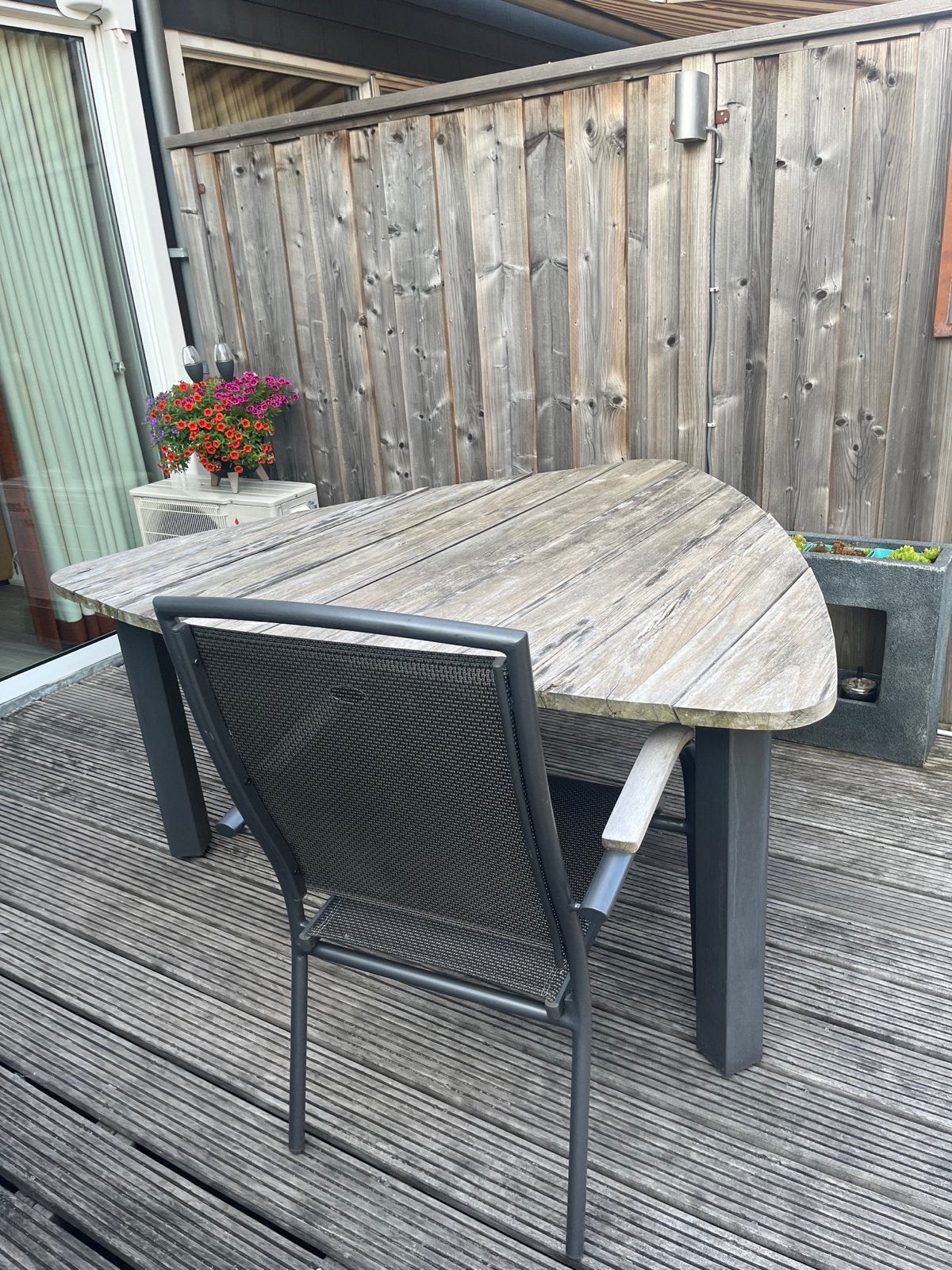 Foto 5 van Unieke teak houten tuintafel met metalen poten
