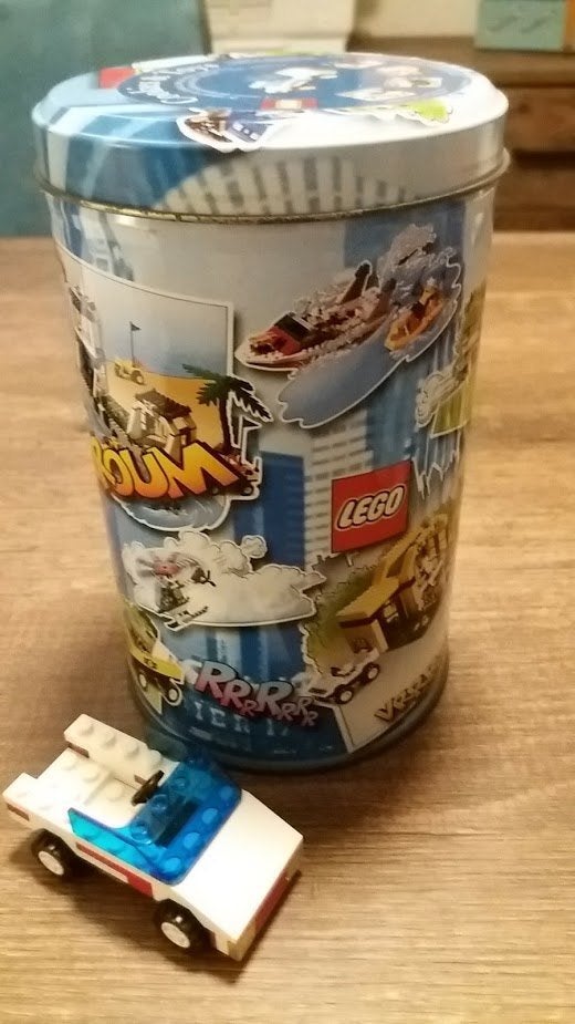 Lego 2880 verzamelaarsblik met auto       , Kinderen en Baby's, Overige thema's, Lego, Overige typen, Ophalen of Verzenden