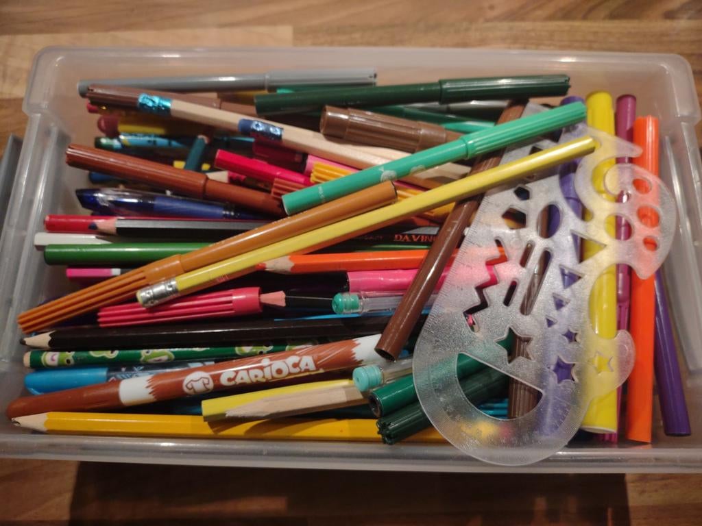 Gratis bak vol met pennen, stiften en potloden., Ophalen, Gebruikt, Potlood of Stift