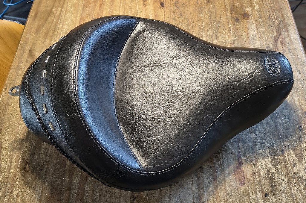 Sportster Zadel - Mustang Wide Vintage Touring Solo Seat, Motoren, Onderdelen | Harley-Davidson, Ophalen of Verzenden