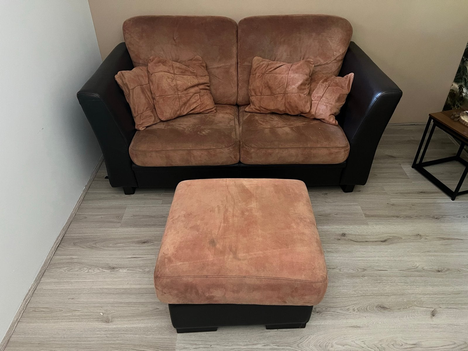 Comfortabele leer/nubuck tweepersoonsbank met poef, Huis en Inrichting, Banken | Bankstellen, Ophalen, Gebruikt, 150 tot 200 cm