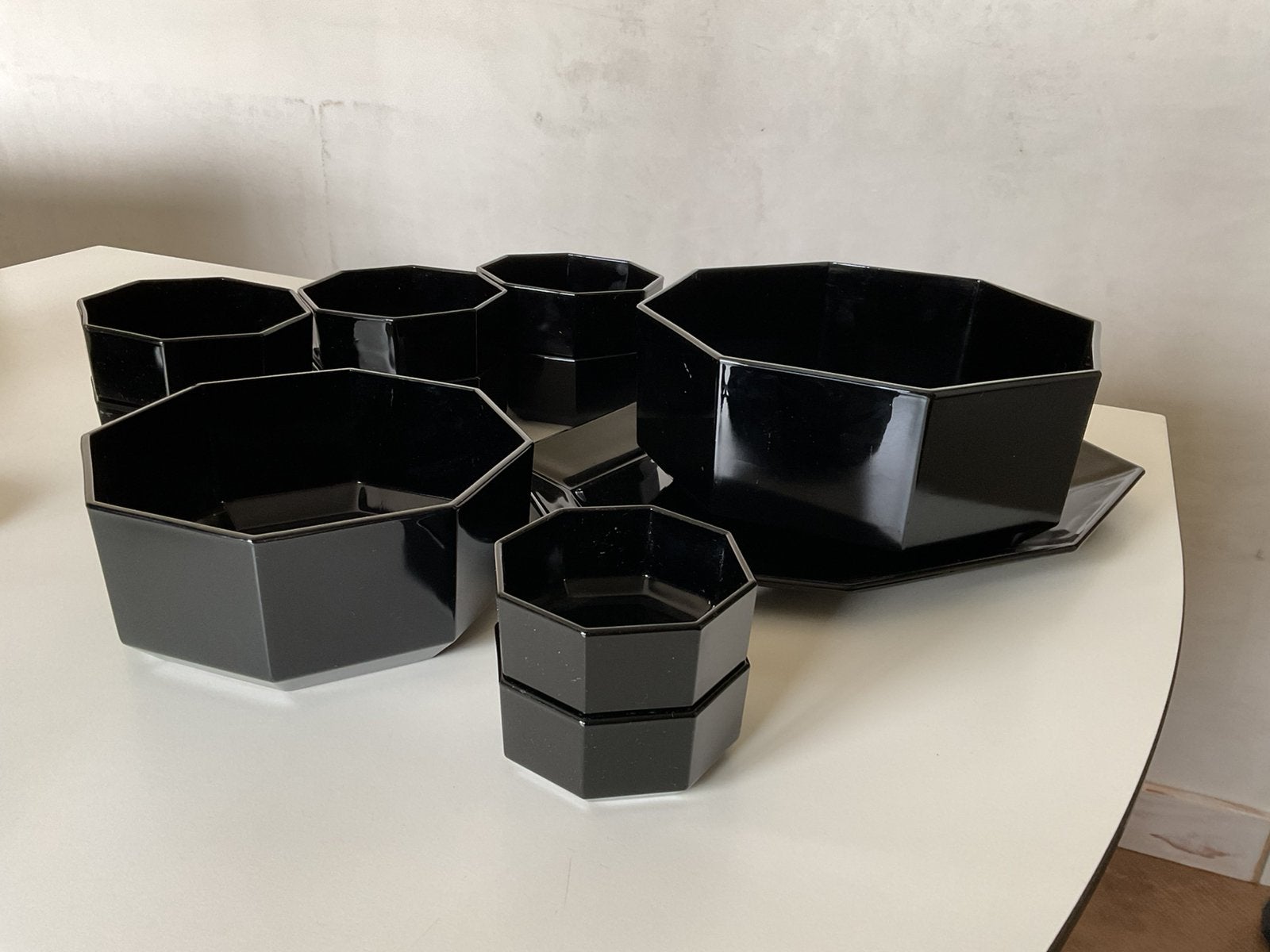 Uitgebreide zwarte Arcoroc schalenset incl. kommetjes, Ophalen of Verzenden, Zo goed als nieuw, Keramiek, Schaal of Schalen