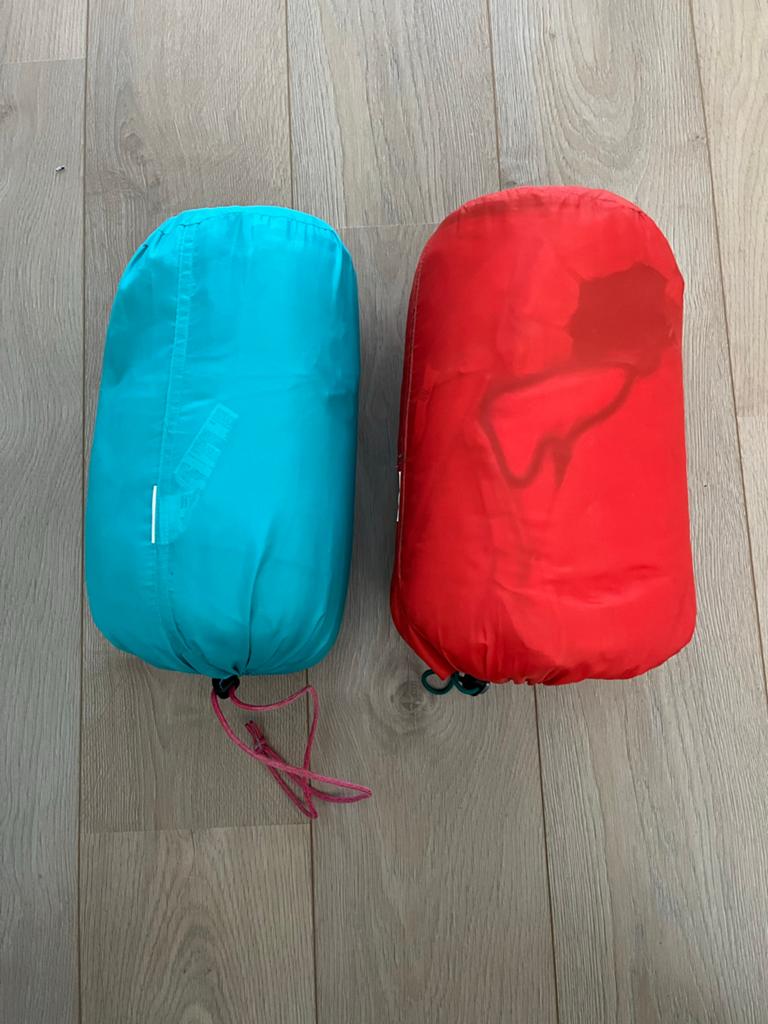 Forclaz Junior Slaapzak 10C - Turquoise en Rood (2 stuks), Caravans en Kamperen, Slaapzakken, Ophalen, Gebruikt