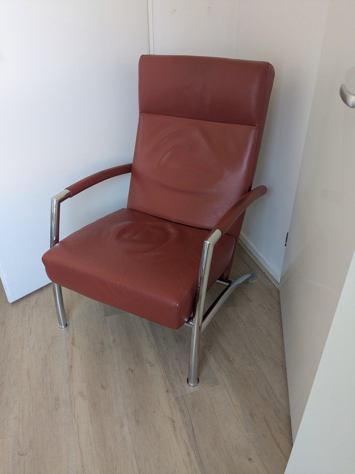 Leolux fauteuil, roodbruin leer met chromen frame, Huis en Inrichting, Ophalen, Gebruikt, Bruin, Eén