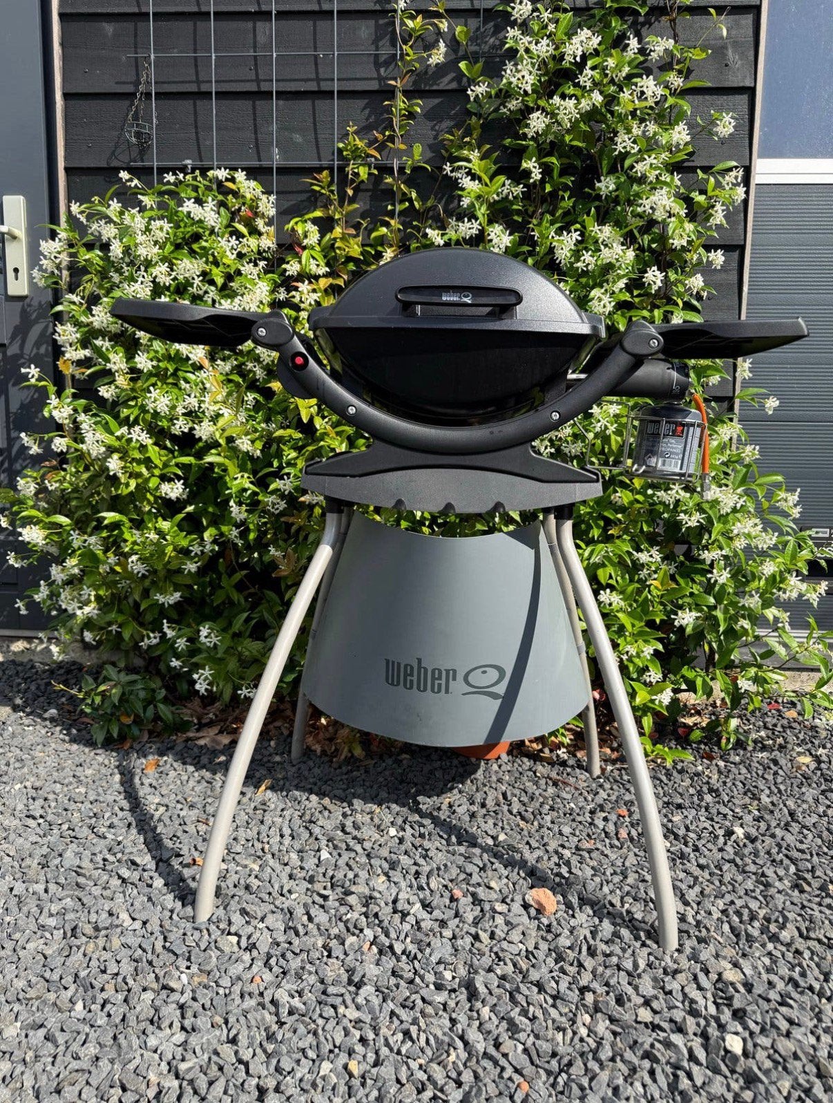 Weber Q1000 gasbarbecue met standaard, klaptafels en hoes, Ophalen, Zo goed als nieuw