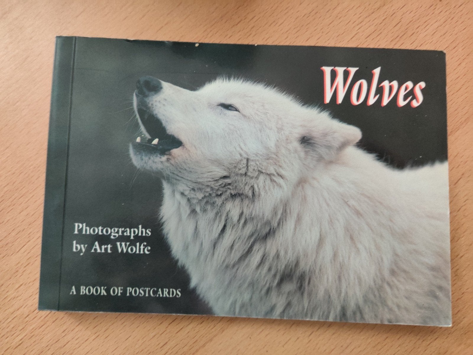Wolves - a book of postcards (Art Wolfe), Ophalen of Verzenden, Zo goed als nieuw