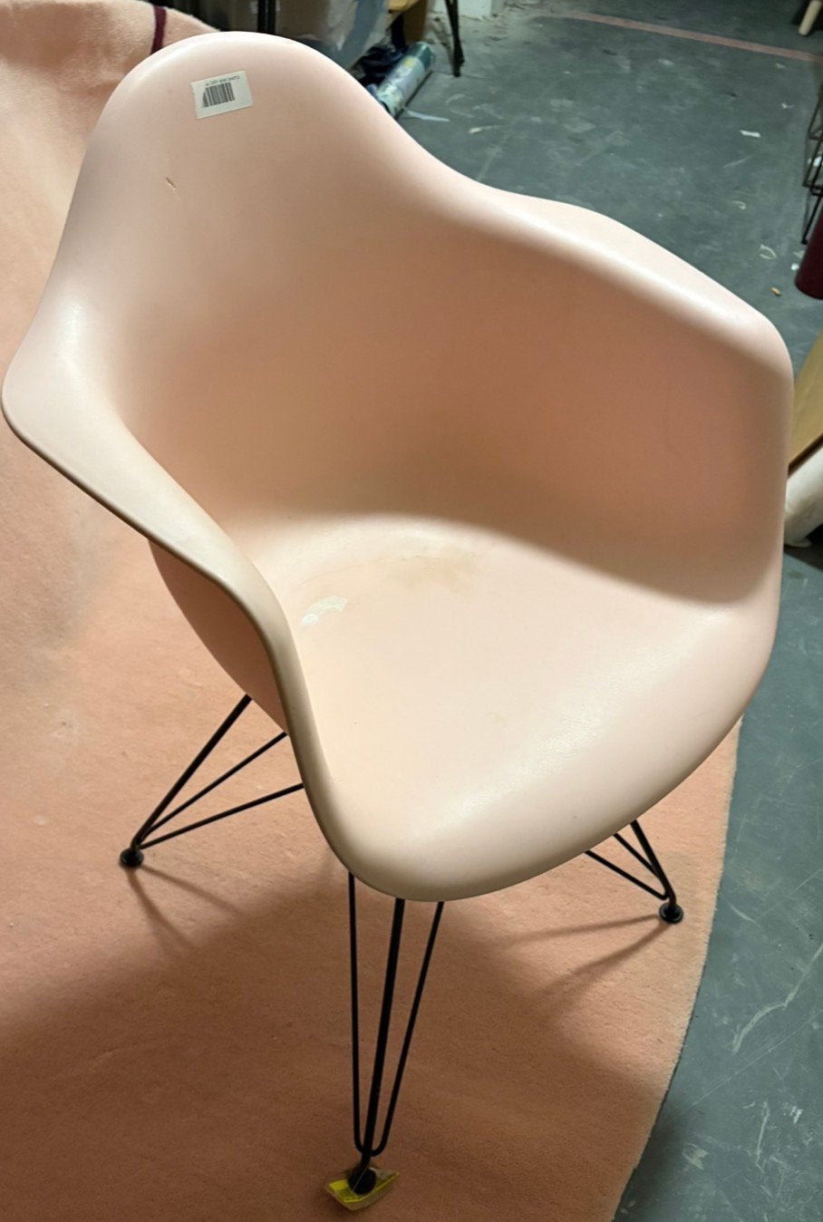 Vitra Eamus dar stoel showmodel buitenkans roze, Ophalen of Verzenden, Zo goed als nieuw, Overige kleuren, Eén