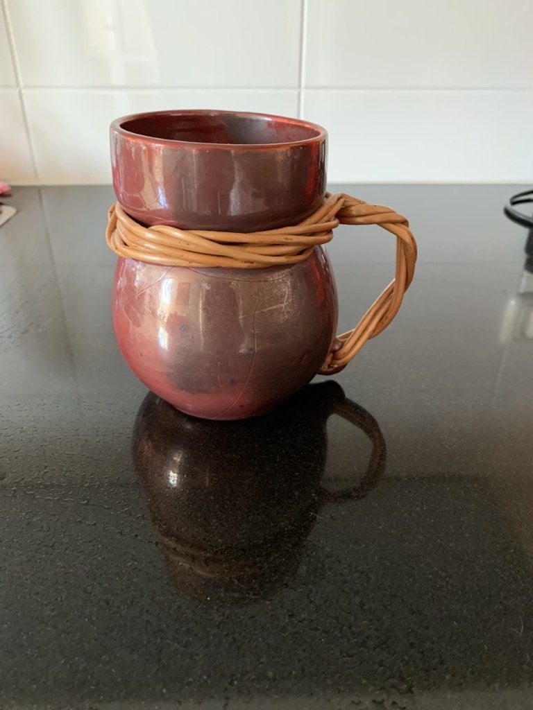 Vaasje met rieten handvat, Huis en Inrichting, Woonaccessoires | Vazen, Ophalen of Verzenden, Zo goed als nieuw, Met handvat, Steen/keramiek