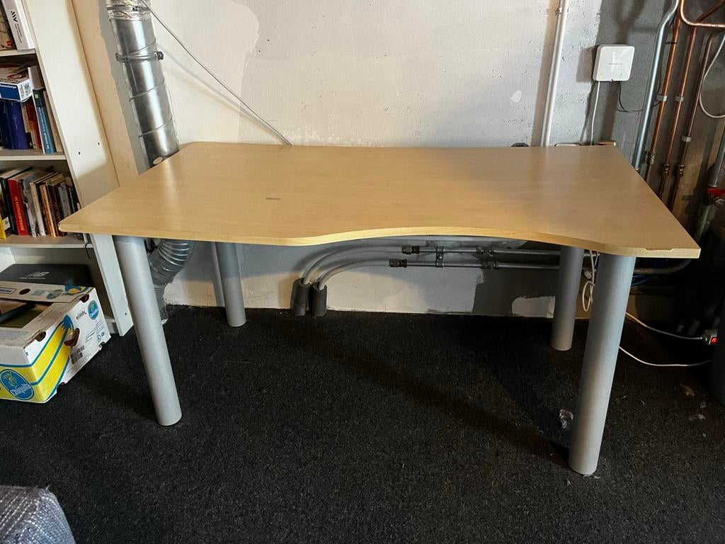 Bureau 150x80cm met beschadigingen - Gratis af te halen, Ophalen, Gebruikt, Bruin, Spaanplaat of MDF