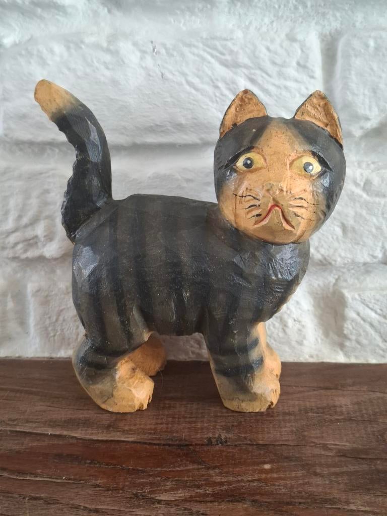 Houtsnijwerk en handgeschilderde kat. H 15 cm. L 14 cm., Antiek en Kunst, Kunst | Beelden en Houtsnijwerken, Houtsnijwerk, Ophalen of Verzenden