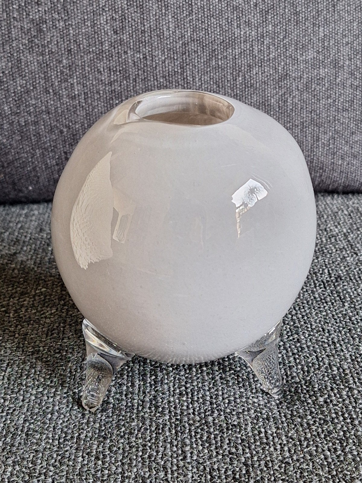 Dutz vaasje - ronde bol op drie pootjes, Ophalen of Verzenden, Zo goed als nieuw, Grijs, Glas