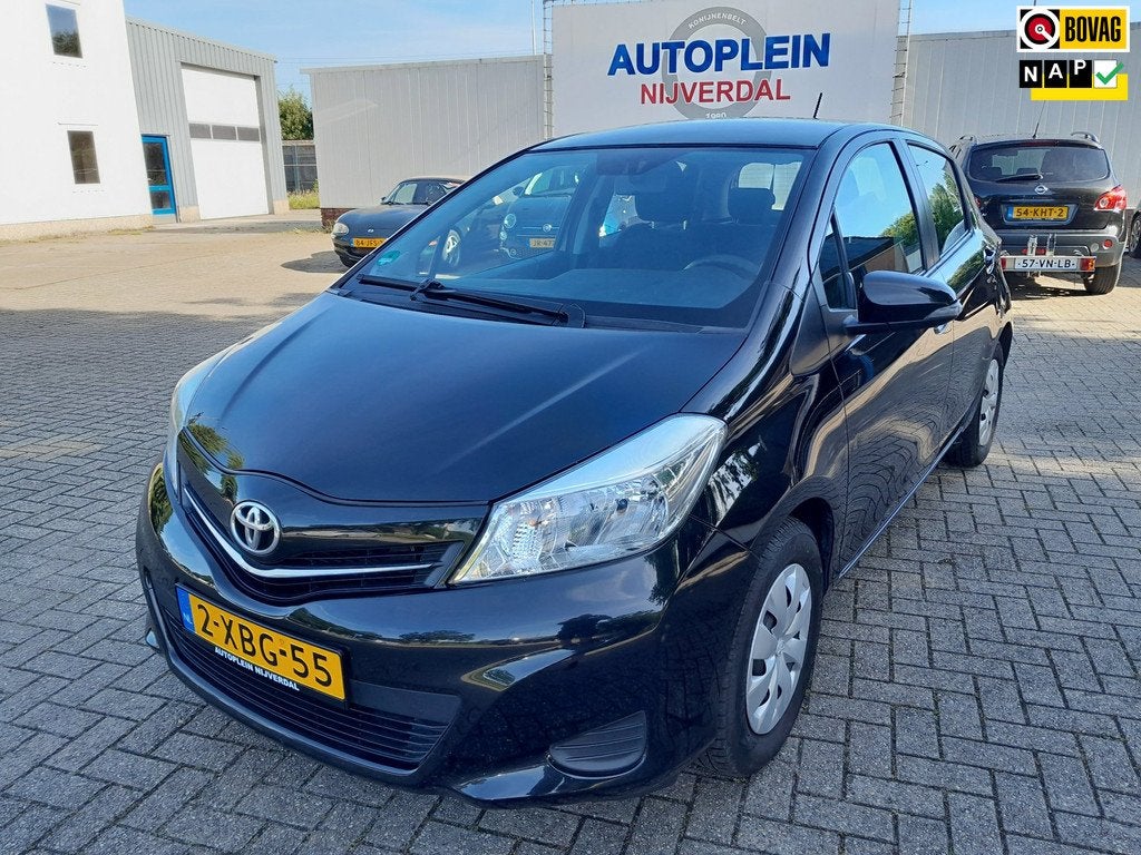 Toyota Yaris 1.3 VVT-i Now In Nederland nieuw geleverde goed, Voorwielaandrijving, Stof, 4 cilinders, 990 kg
