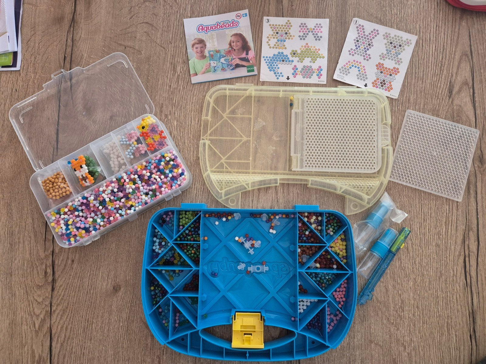 Aquabeads koffer met kralen en voorbeelden, Ophalen, Gebruikt, Knutselen
