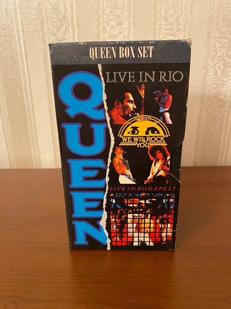 Queen - 3VHS Box Set - Live In Rio, Budapest & We W Rock You, Boxset, Alle leeftijden, Muziek en Concerten, Ophalen of Verzenden