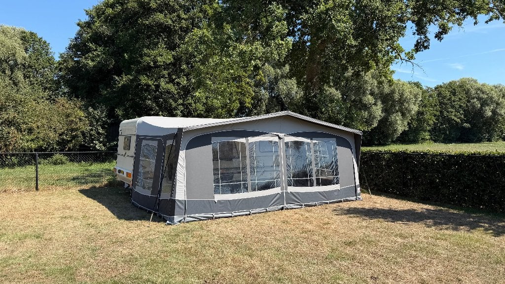 Complete caravan met Dorema voortent en inventaris, Caravans en Kamperen, 2 aparte bedden, Treinzit, Particulier, Bürstner