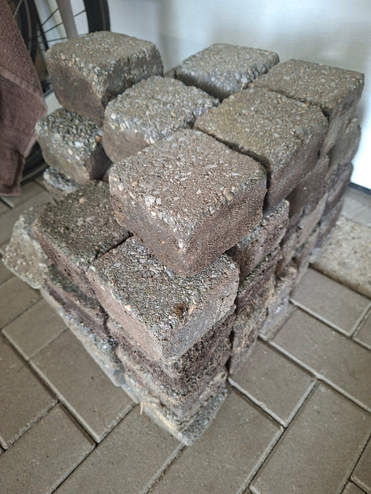 Gebruikte koppelstones het zijn er.150 stuks, Gebruikt, Klinkers, Ophalen of Verzenden, Minder dan 5 m²