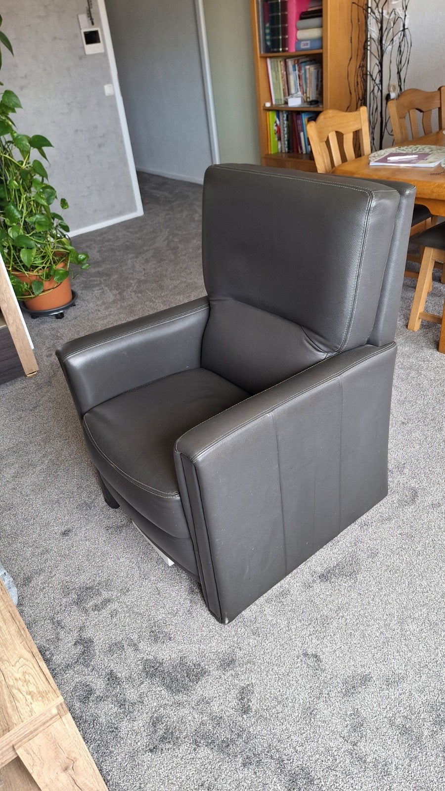 Comfortabele grijze leren fauteuil, Huis en Inrichting, Ophalen, Gebruikt, Modern, 50 tot 75 cm