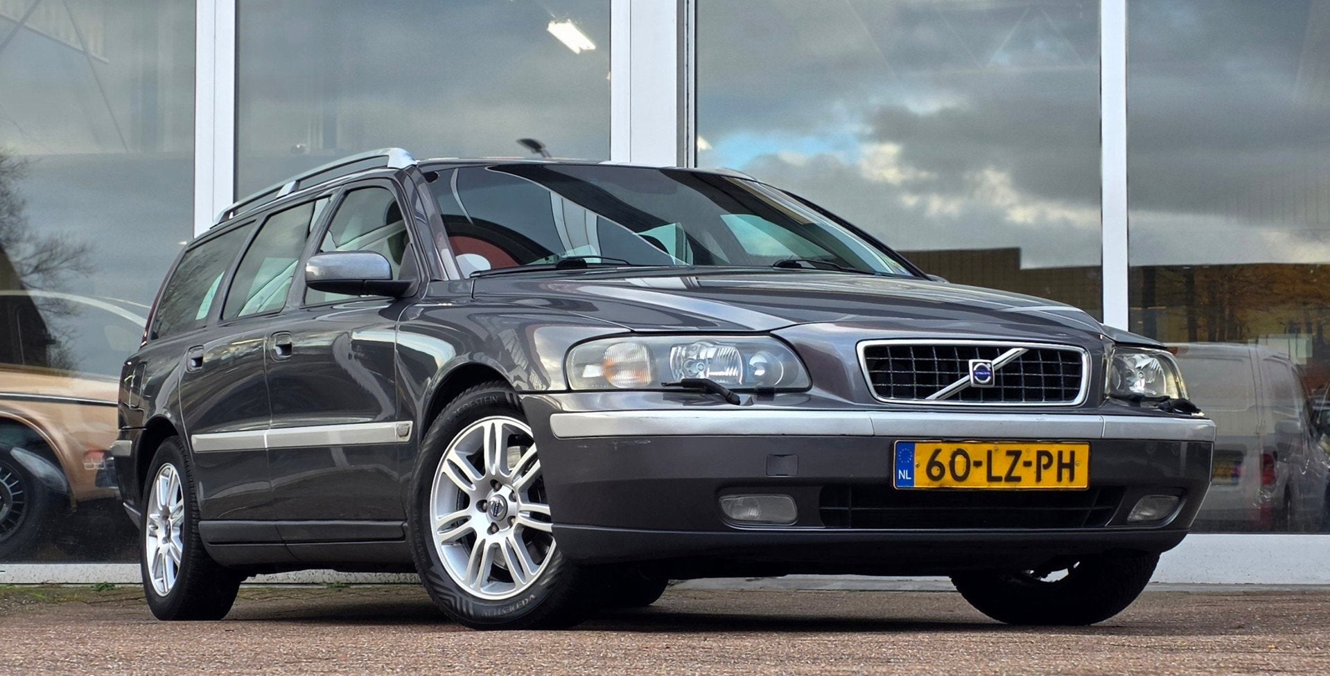 Volvo V70 2.5 T Titanium 210pk Lerenbekleding Trekhaak Garan, Auto's, Volvo, Voorwielaandrijving, 1556 kg, Beige, 2521 cc
