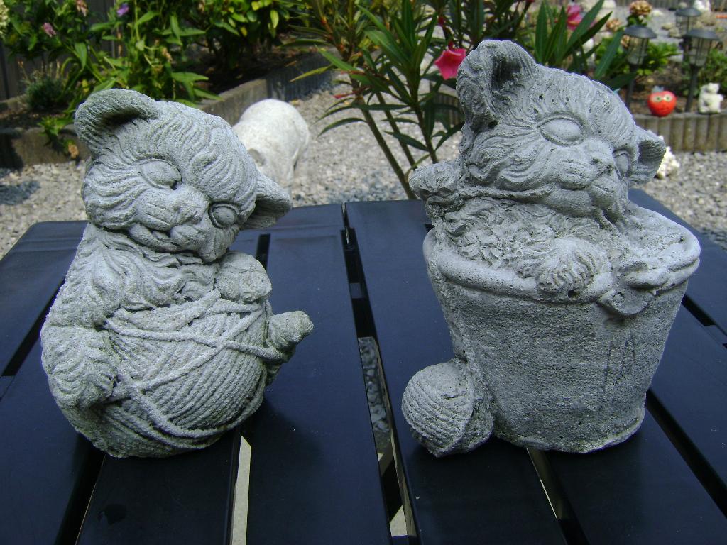 2 stenen tuinbeeldjes van hond met bol wol in emmer en op, Tuin en Terras, Tuinbeelden, Ophalen of Verzenden, Zo goed als nieuw