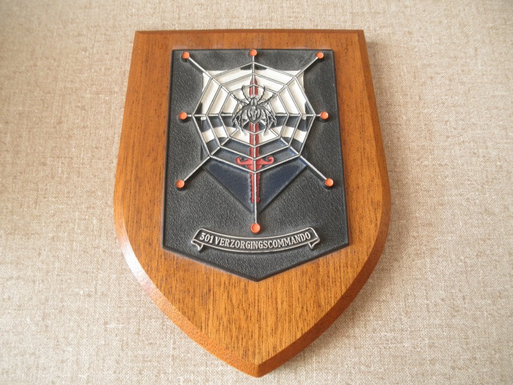 schildje 301 verzorgingscommando uit 1992, Ophalen of Verzenden, Landmacht, Nederland, Embleem of Badge