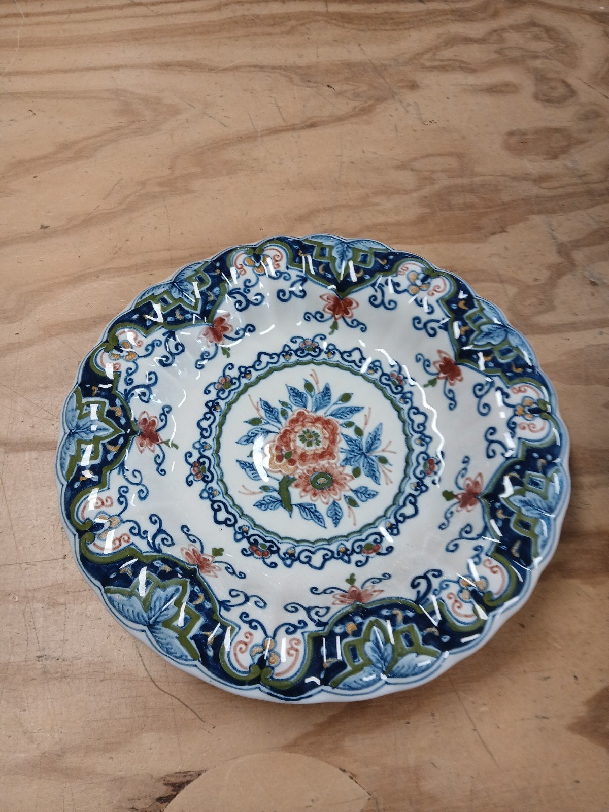 Bord makkum met bloemenpatroon 1064, Antiek en Kunst, Antiek | Wandborden en Tegels, Ophalen of Verzenden