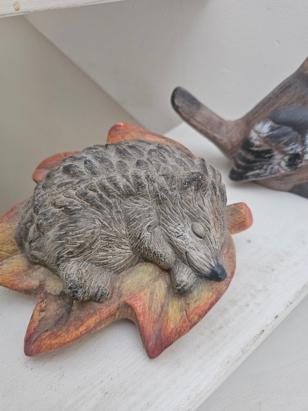 Decoratieve beeldjes: Egel op blad en vogel, Gebruikt, Meerkleurig, Ophalen of Verzenden, Landelijk