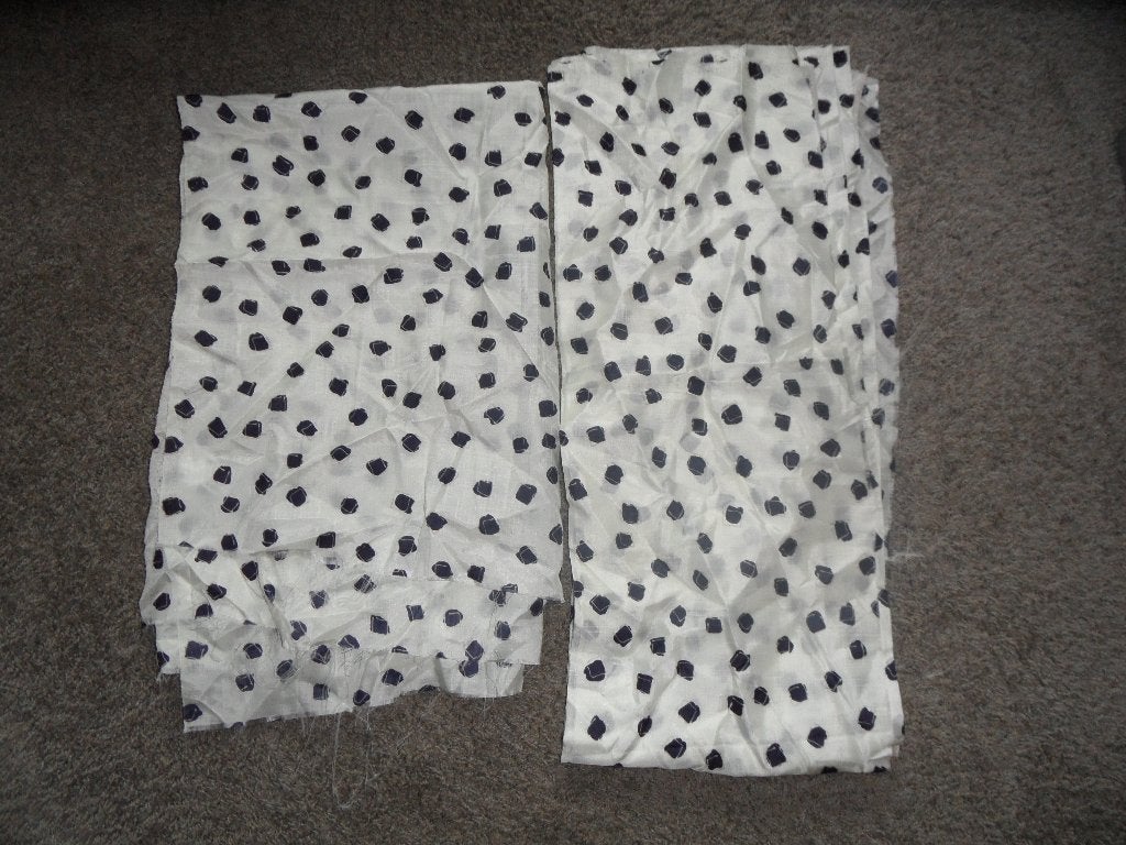 2 restant-stukken polyester stof, wit met zwarte figuurtjes, Gebruikt, Wit, Ophalen of Verzenden, 30 tot 120 cm