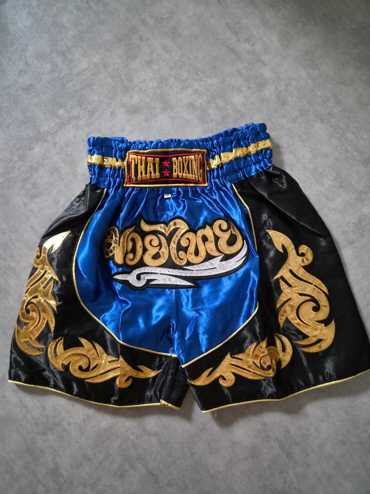 Originele Thaise Boksbroek Maat M - Nieuwstaat, Sport en Fitness, Vechtsporten en Zelfverdediging, Overige, Nieuw, Vechtsportkleding