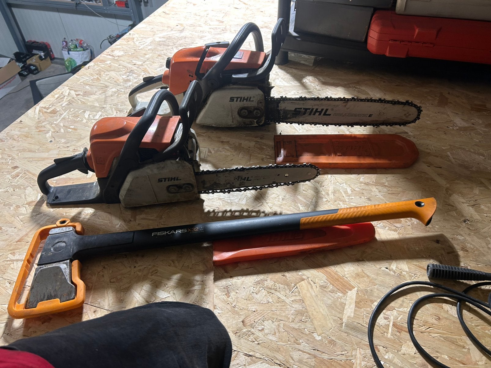 2x stihl kettingzaag en fiskars kloofbijl, Ophalen, Gebruikt
