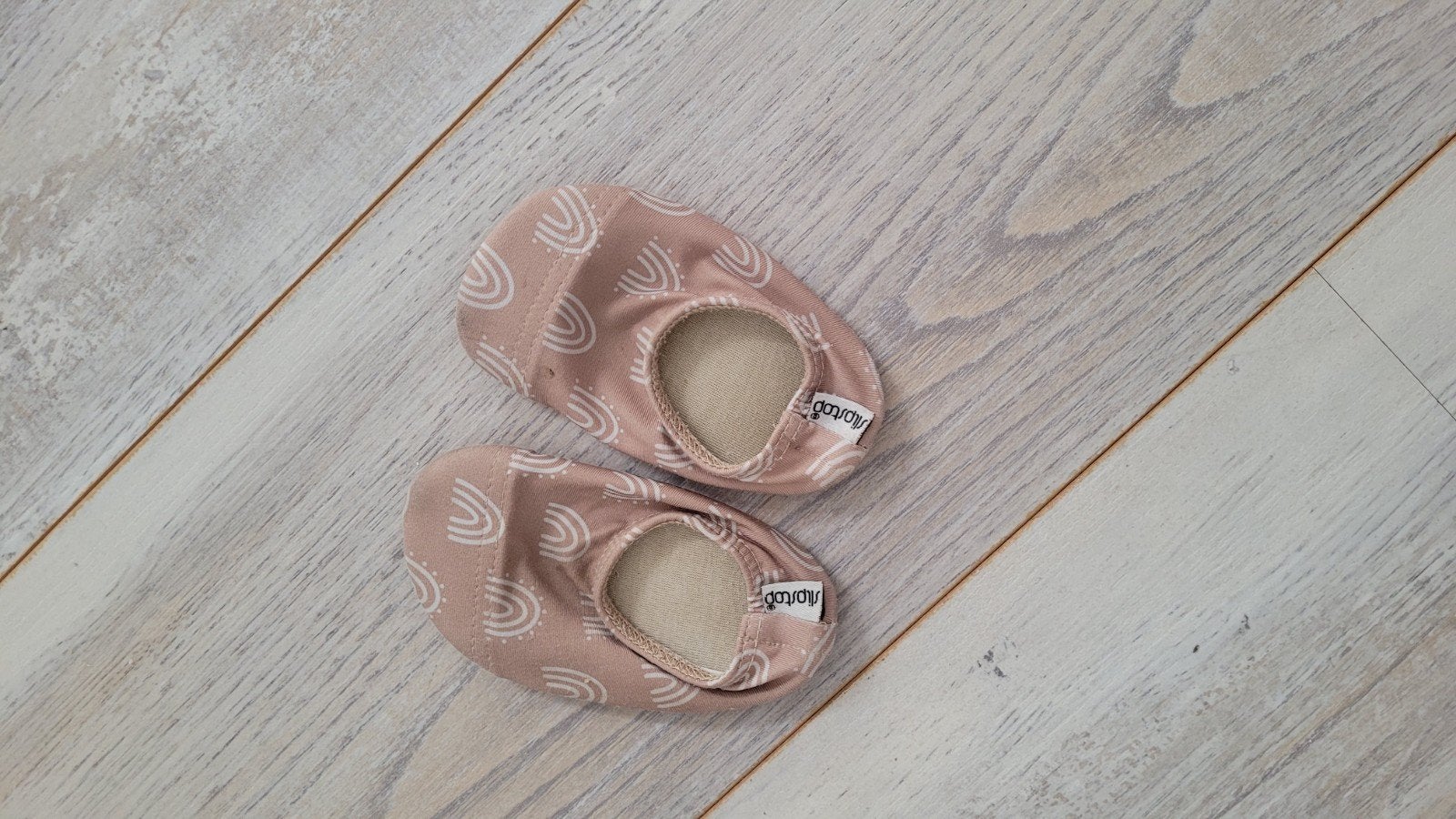 Leuke Slipstops met regenboogjes XS, Kinderen en Baby's, Kinderkleding | Schoenen en Sokken, Slipstops, Gebruikt, Jongen of Meisje