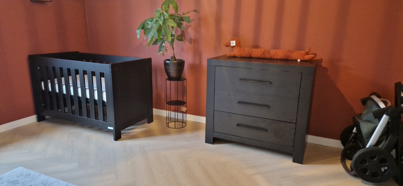 zwarte  ledikantje met commode, Kinderen en Baby's, Ophalen, Gebruikt, Ledikant