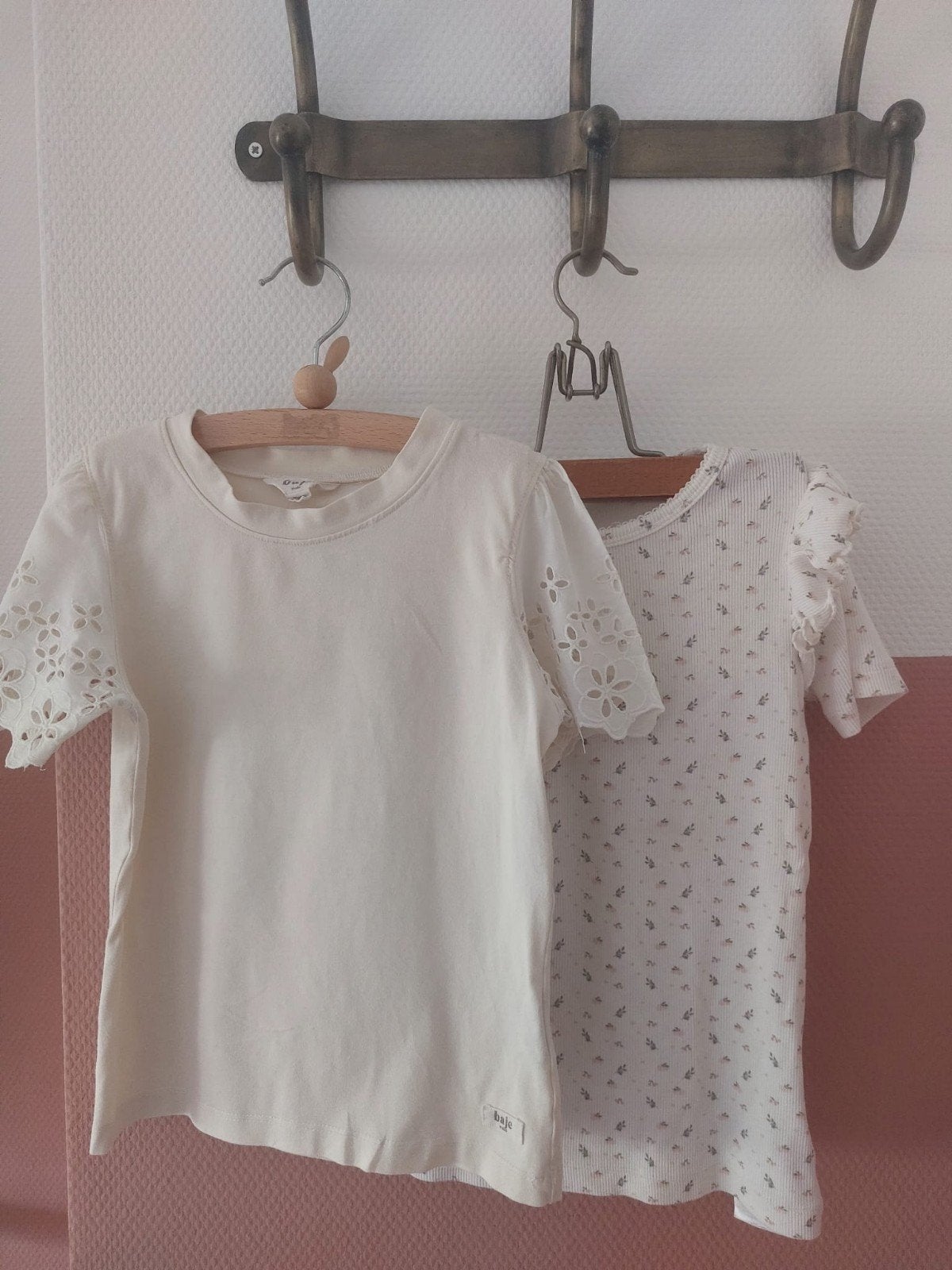 2 shirts: Lil Atelier print & Baje crème (maat 122/128), Gebruikt, Meisje, Lil Atelier, Baje, Ophalen of Verzenden