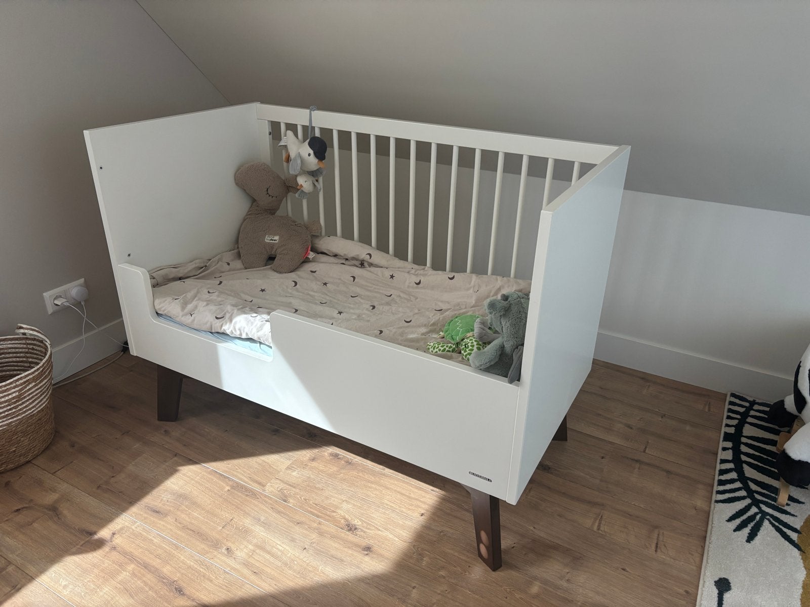 Kidsmill Sixties peuterbed met walnoot poten + matras, Ophalen, Wit, 190 cm of minder, Hout