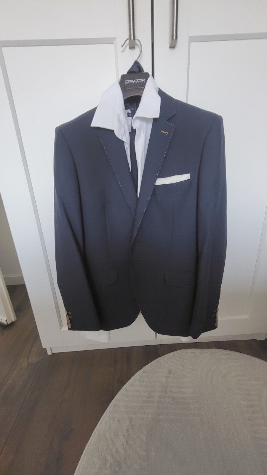 Stijlvol herenpak - Donkerblauw met wit overhemd en stropdas, Kleding | Heren, Kostuums en Colberts, Zo goed als nieuw, Maat 48/50 (M)