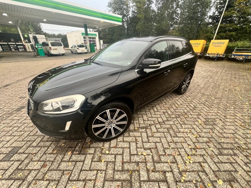 Volvo XC60 D4  Momentum | CarPlay |  Privacy Glass |, Auto's, 1800 kg, 1969 cc, Zwart, Grijs