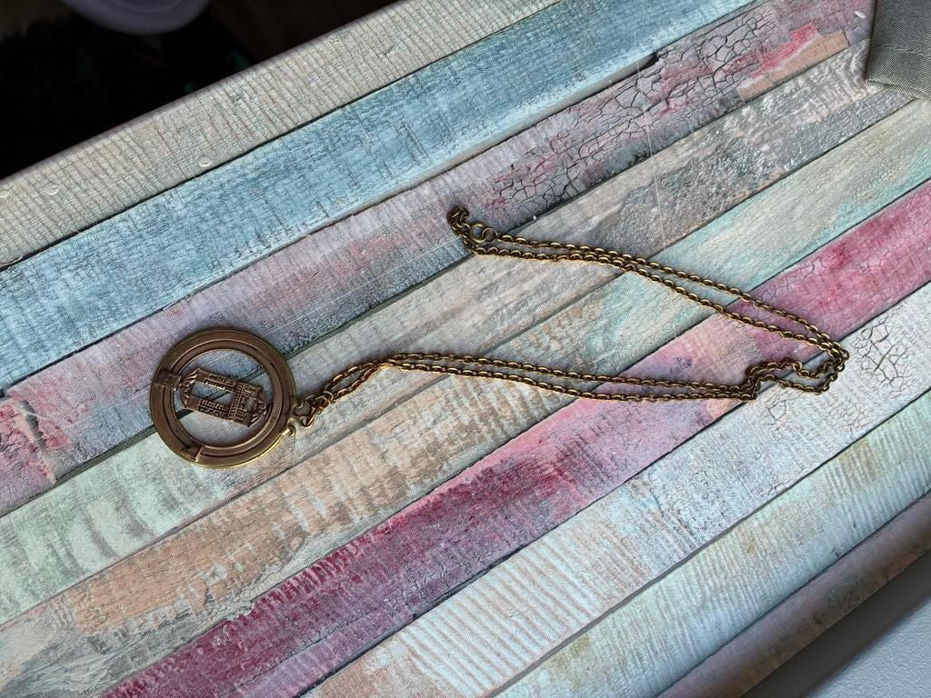 Vintage medaillon met uniek ontwerp en ketting, Ophalen, Zo goed als nieuw
