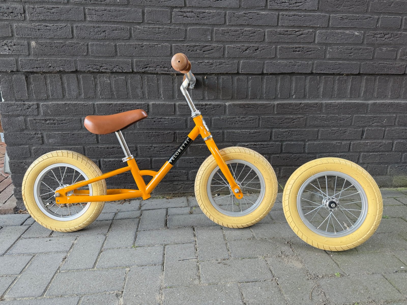 Veloretti loopfiets / driewieler - Geel met bruin zadel, Kinderen en Baby's, Ophalen, Zo goed als nieuw, Loopfiets