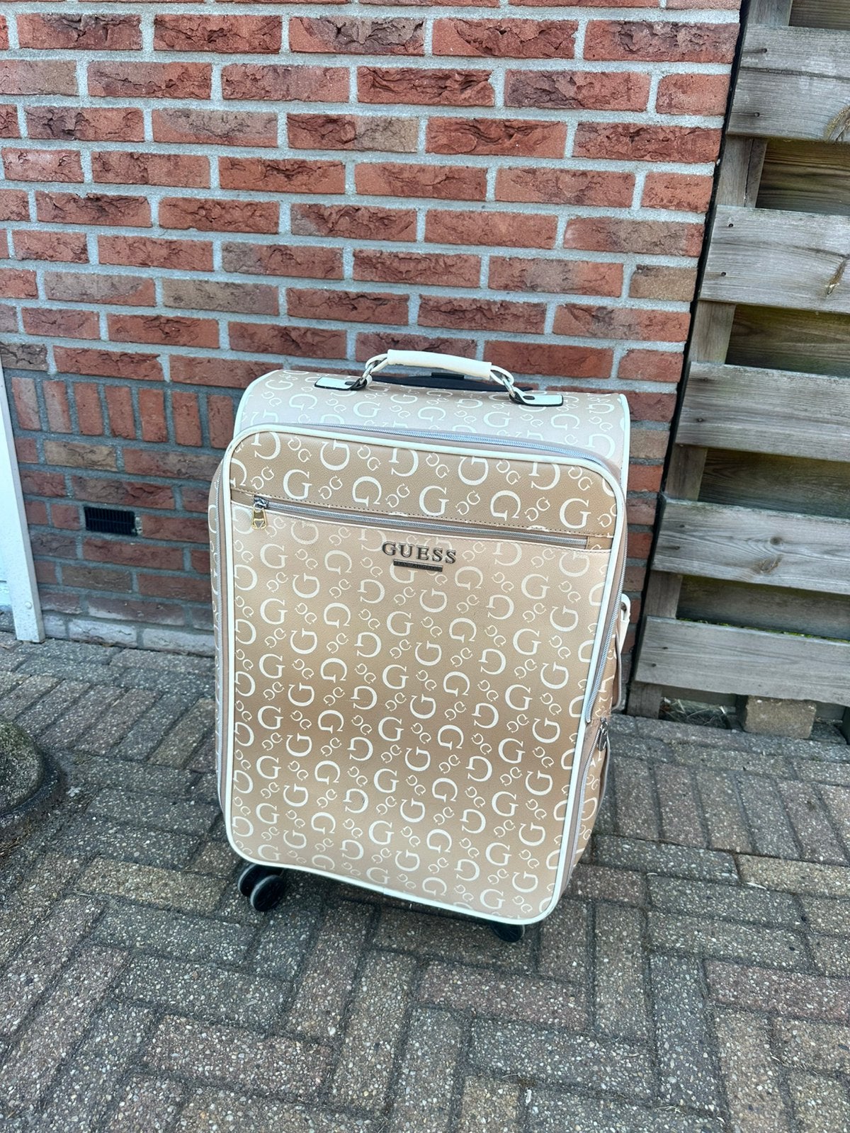 GUESS koffer, 50 tot 60 cm, Hard kunststof, Zo goed als nieuw, 35 tot 45 cm