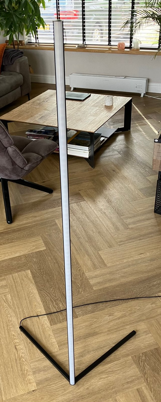 Staande led lamp met kleurenkeuze, 2 stuks., Huis en Inrichting, Ophalen, Gebruikt, 100 tot 150 cm, Strak, smal en dun.