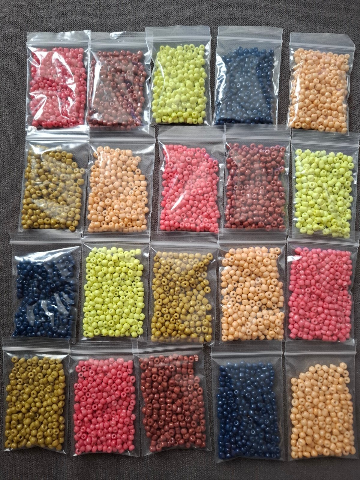 pakket 4 mm glaskralen rocailles 400 gram partij kralen, Kraal, -, -, Nieuw