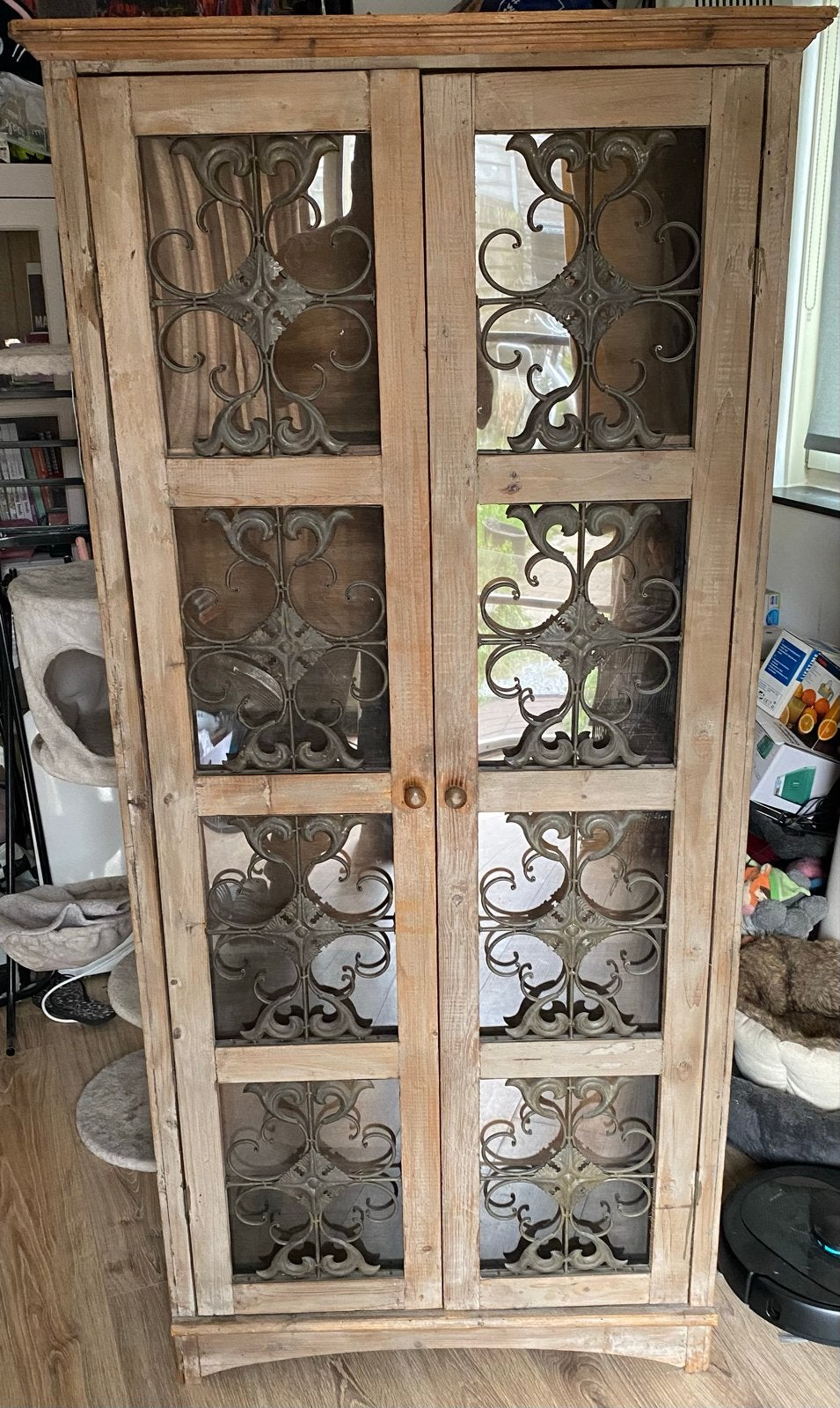 Houten vitrinekast met glazen deuren en metalen details, Huis en Inrichting, Ophalen, Gebruikt, 50 tot 100 cm, Landelijk