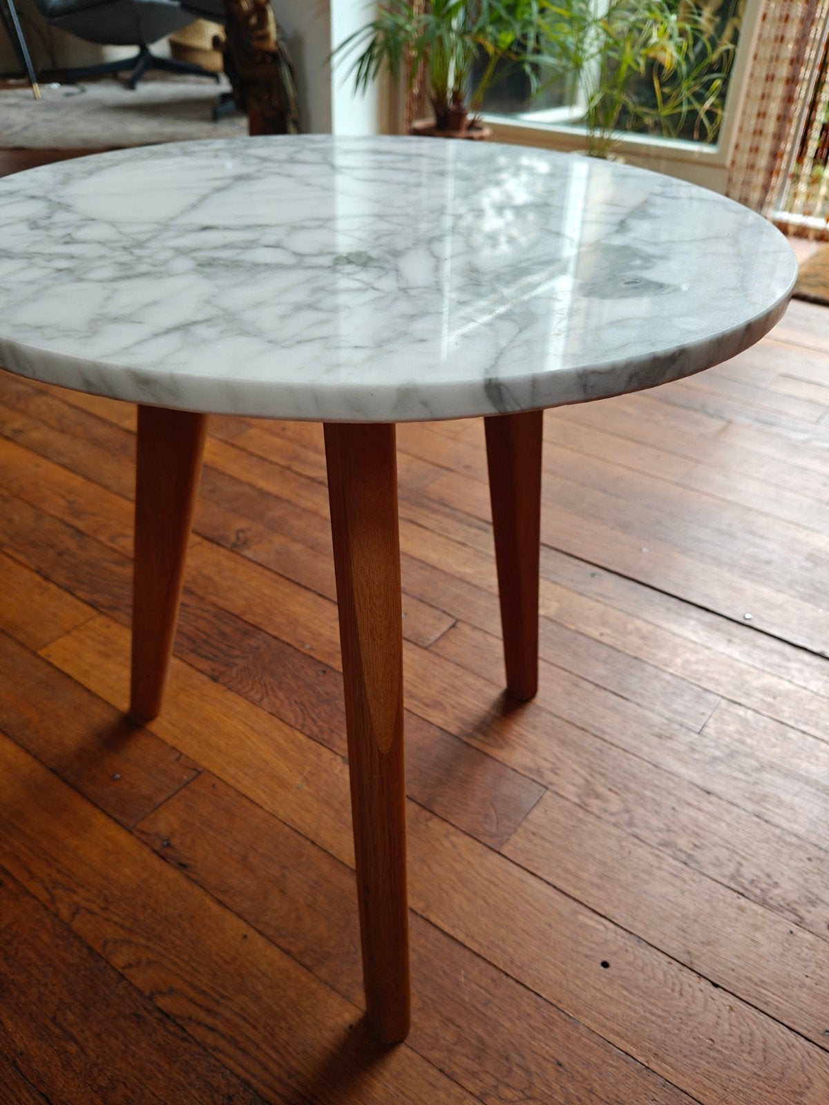 Moderne bijzettafel met marmeren blad en houten poten, Minder dan 55 cm, Gebruikt, Rond, Ophalen of Verzenden