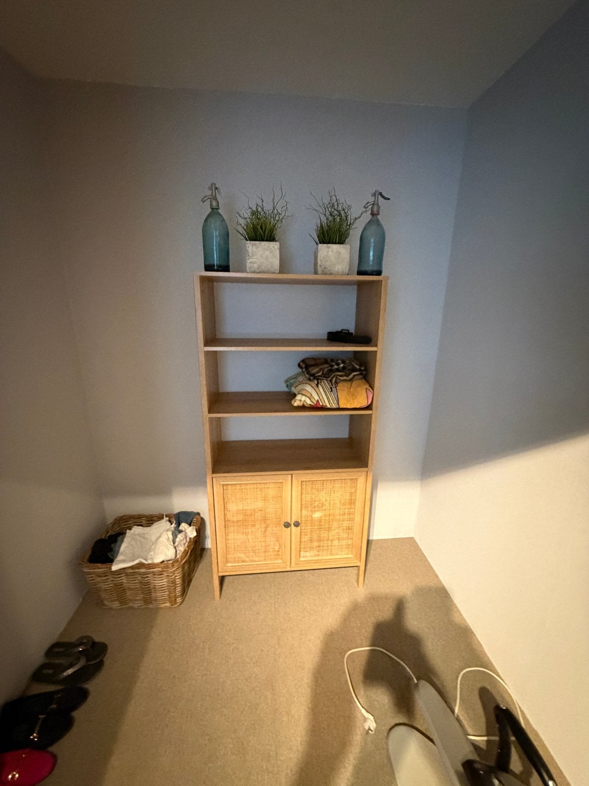 Houten Boekenkast met Rotan Deuren - Stijlvol en Functioneel, Ophalen, 50 tot 100 cm, Zo goed als nieuw, 150 tot 200 cm
