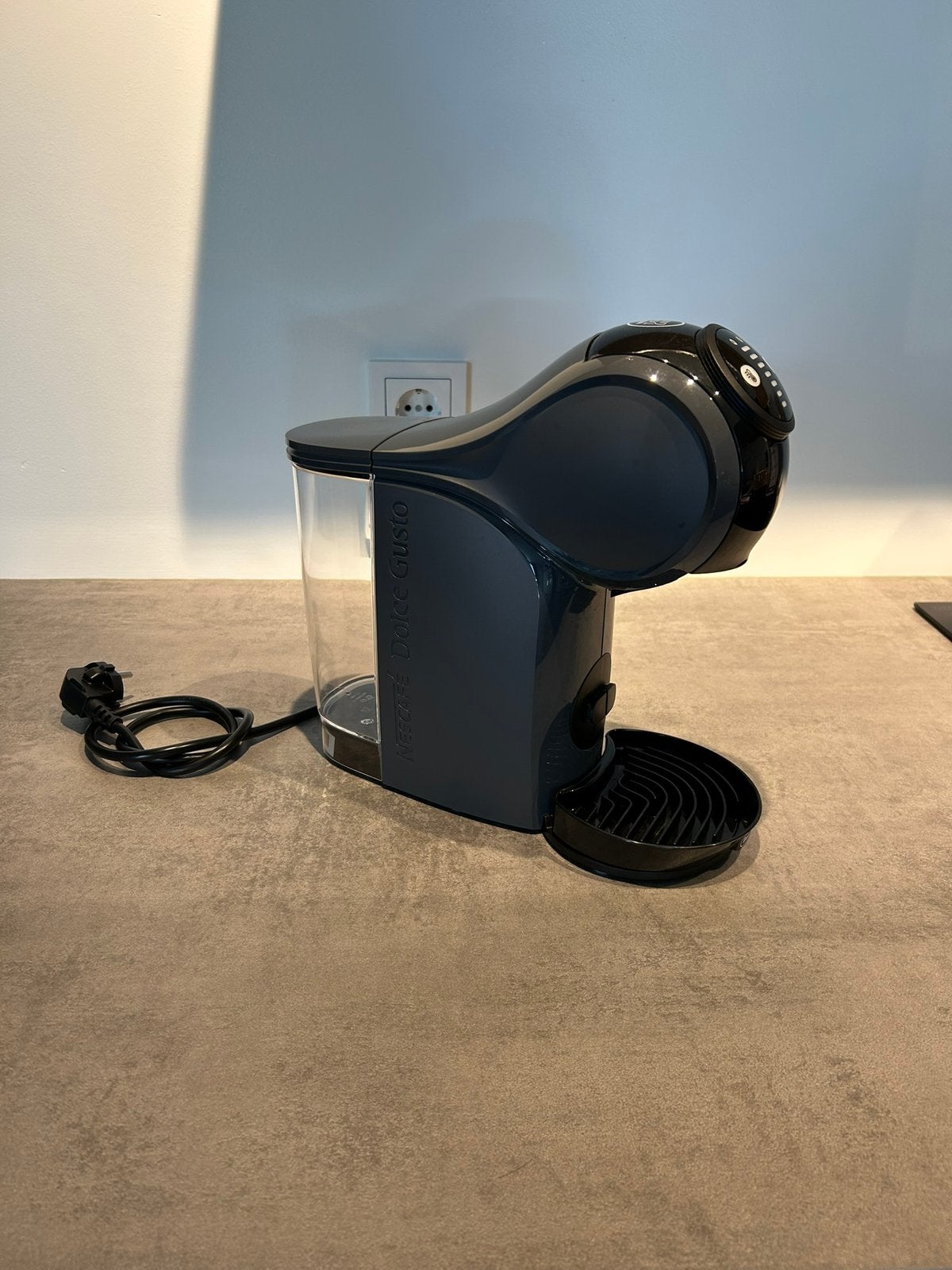 Dolce Gusto Genio S zwart/antraciet vrijwel nieuw, Witgoed en Apparatuur, Koffiezetapparaten, Koffiemachine, Ophalen of Verzenden