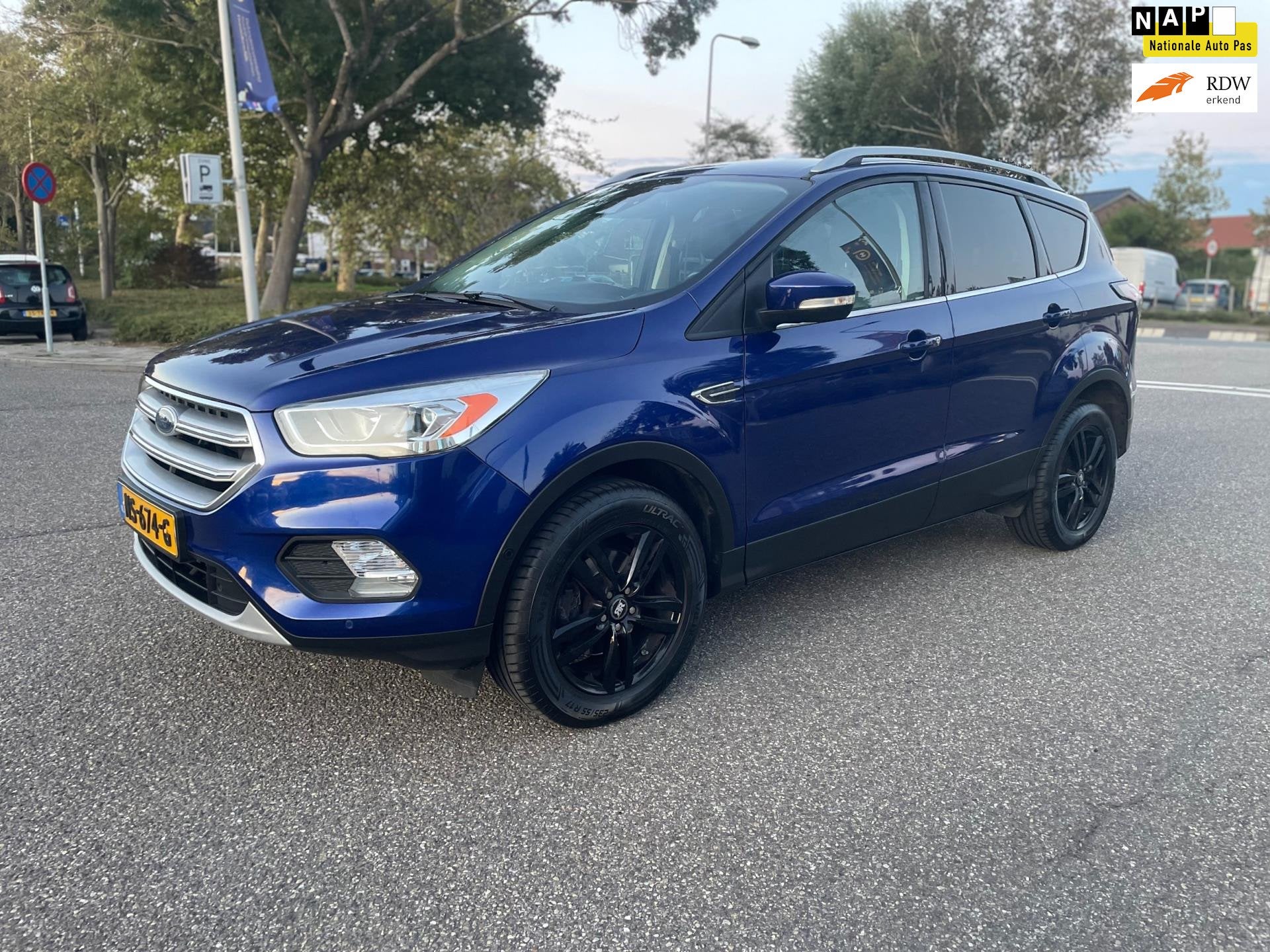 Ford Kuga 1.5 EcoBoost Titanium / 1e.eigenaar / leder/ airco, Auto's, Dealer onderhouden, 4 cilinders, Blauw, Handgeschakeld